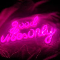 Neon led \'Good vibes only\' op
