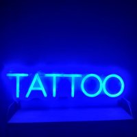 Neon led \'Tattoo blauw\' op plexiglas