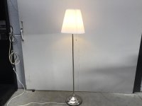 (245) Mooie staande lamp met witte