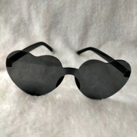 Hartjes bril zwart €3,50 2 voor