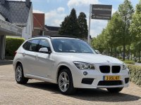 BMW X1 SDrive20i High Executive|M-Pakket|Pano|Leer|Parelmoer Wit|Automaat