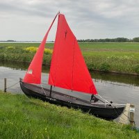 Vikingraider boot varen met fluistermotor, zeil
