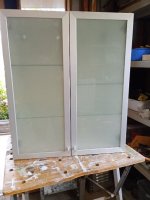 Twee keukenkastjes Ikea met glazen deur